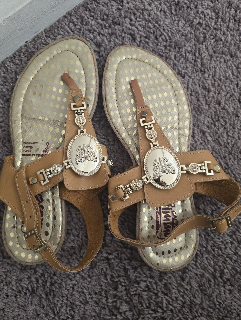 Calzado Gimmy Goldtone Crested Fashion Sandals Size 6